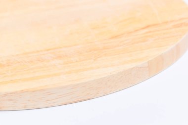 Kahverengi tahta küre kesme tahtası beyaz arkaplanda izole edildi