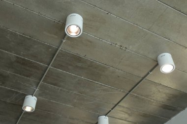 Gri tavanda beyaz ampul, iç tasarım.