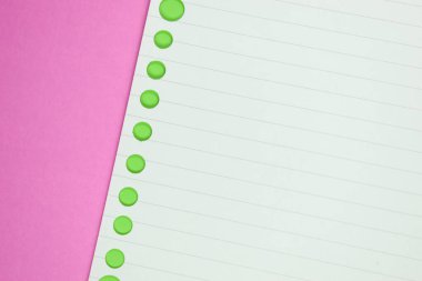 Pembe arka planda çizgi kağıt dokusu, boş sayfa defteri
