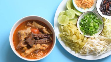 Kuzey Tayland köri soslu vermicelli pirinç.