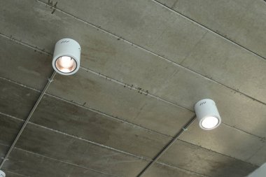 Gri tavanda beyaz ampul, iç tasarım.