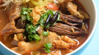 Kuzey Tayland köri soslu vermicelli pirinç.