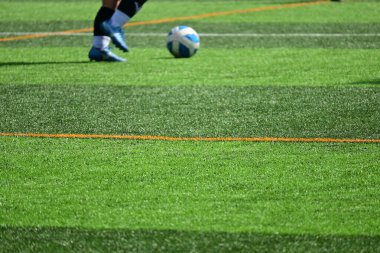 Yeşil çimlerde futbol eğitimi suni