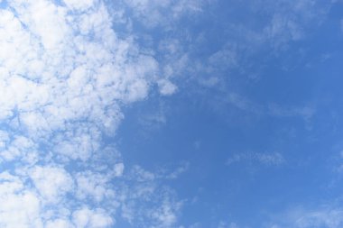 güzel mavi gökyüzü ve beyaz kabarık bulutlar sabah güneş doğarken, doğal arka plan
