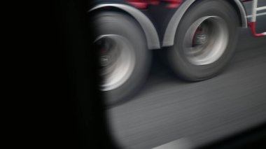 Araç yolda, görüntü bulanık.