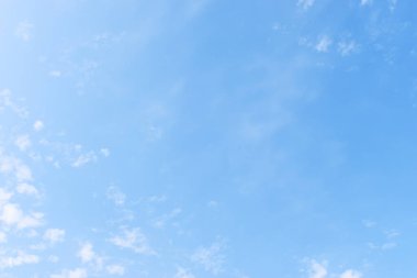 güzel mavi gökyüzü ve beyaz kabarık bulutlar sabah güneş doğarken, doğal arka plan