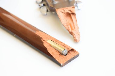Kırık ahşap akustik gitarın beyaz arka planda izole edilmiş parçası