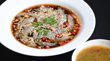 Beyaz tabakta soya soslu karides, Kore usulü menü.