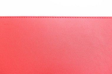 Beyaz arkaplanda izole edilmiş parlak kırmızı deri dokusu