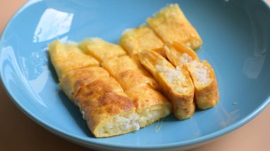 Satranç ve pirinçle doldurulmuş omlet, sabahları lezzetli yemekler.