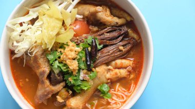 Kuzey Tayland köri soslu vermicelli pirinç.