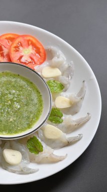 Tayland baharatlı deniz ürünleri soslu balık soslu karides.