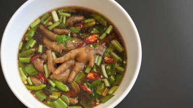 Acı biberli baharatlı tavuk çorbası, Tayland yemeği.