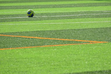 Yapay yeşil çimlerde top, futbol için oyun alanı