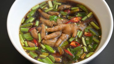 Acı biberli baharatlı tavuk çorbası, Tayland yemeği.