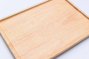 Beyaz arka plan üzerinde izole kahverengi ahşap tepsi