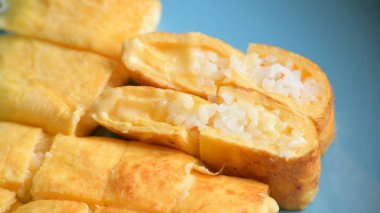 Satranç ve pirinçle doldurulmuş omlet, sabahları lezzetli yemekler.