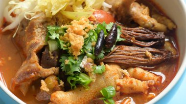 Kuzey Tayland köri soslu vermicelli pirinç.