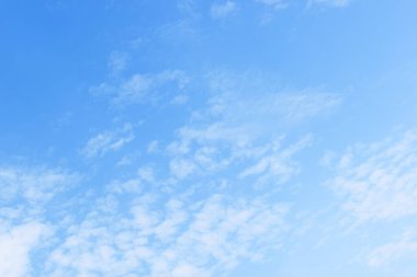 güzel mavi gökyüzü ve beyaz kabarık bulutlar sabah güneş doğarken, doğal arka plan
