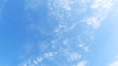 güzel mavi gökyüzü ve beyaz kabarık bulutlar sabah güneş doğarken, doğal arka plan