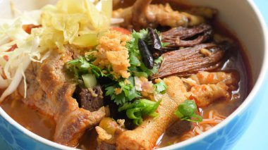 Kuzey Tayland köri soslu vermicelli pirinç.