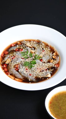 Beyaz tabakta soya soslu karides, Kore usulü menü.