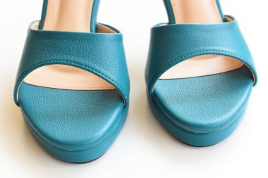 Beyaz arka planda yeşil topuklu ayakkabılar