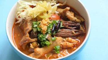 Kuzey Tayland köri soslu vermicelli pirinç.