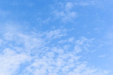 güzel mavi gökyüzü ve beyaz kabarık bulutlar sabah güneş doğarken, doğal arka plan