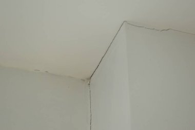 Deprem ve inşaat endüstrisinden beyaz duvardaki sırık çatlağı