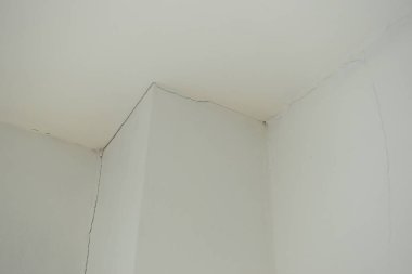 Deprem ve inşaat endüstrisinden beyaz duvardaki sırık çatlağı