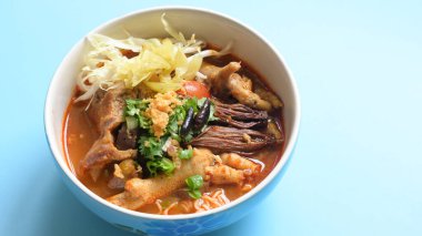 Kuzey Tayland köri soslu vermicelli pirinç.