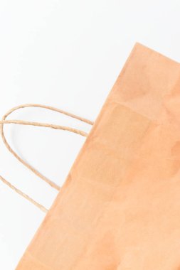 Kahverengi kağıt çanta beyaz arkaplanda izole edildi, geri dönüşüm malzemesi