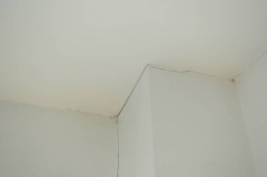 Deprem ve inşaat endüstrisinden beyaz duvardaki sırık çatlağı