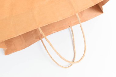 Kahverengi kağıt çanta beyaz arkaplanda izole edildi, geri dönüşüm malzemesi