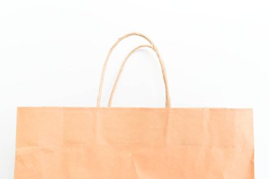 Kahverengi kağıt çanta beyaz arkaplanda izole edildi, geri dönüşüm malzemesi