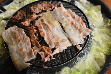 Kızartma tavasında domuz barbeküsü, Tayland usulü mutfak.