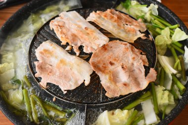 Kızartma tavasında domuz barbeküsü, Tayland usulü mutfak.