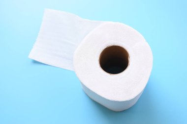 Mavi arkaplanda beyaz kağıt mendil