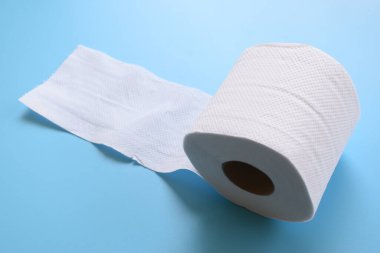 Mavi arkaplanda beyaz kağıt mendil