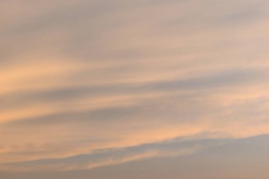 güzel altın gökyüzü ve beyaz bulut arkaplanı ilkbaharda