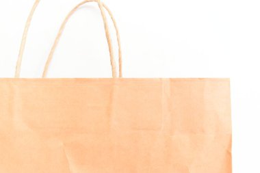 Kahverengi kağıt çanta beyaz arkaplanda izole edildi, geri dönüşüm malzemesi