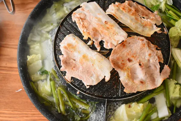 Kızartma tavasında domuz barbeküsü, Tayland usulü mutfak.