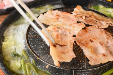 Kızartma tavasında domuz barbeküsü, Tayland usulü mutfak.