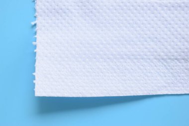 Mavi arkaplanda beyaz kağıt mendil