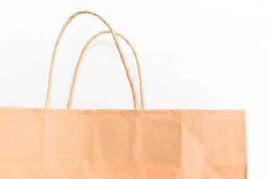 Kahverengi kağıt çanta beyaz arkaplanda izole edildi, geri dönüşüm malzemesi