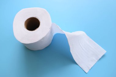 Mavi arkaplanda beyaz kağıt mendil