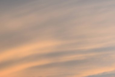 güzel altın gökyüzü ve beyaz bulut arkaplanı ilkbaharda