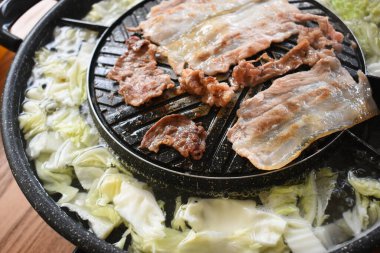 Kızartma tavasında domuz barbeküsü, Tayland usulü mutfak.