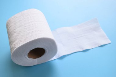 Mavi arkaplanda beyaz kağıt mendil